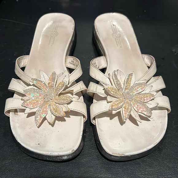 White sandals with sparkly flower detail Sz 7 - Picture 1 of 5